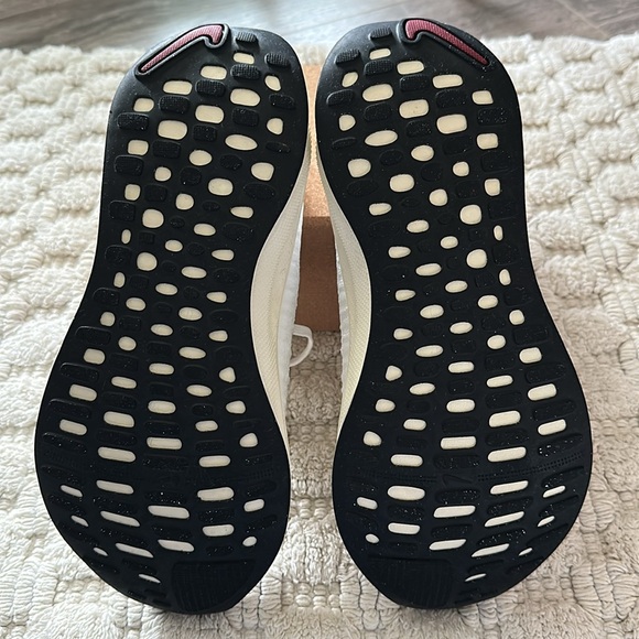 Women’s Nike InfinityRN 4 | White and Silver | Size 9 - Picture 3 of 4